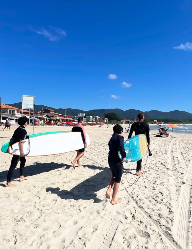 Alunos caminhando para o mar