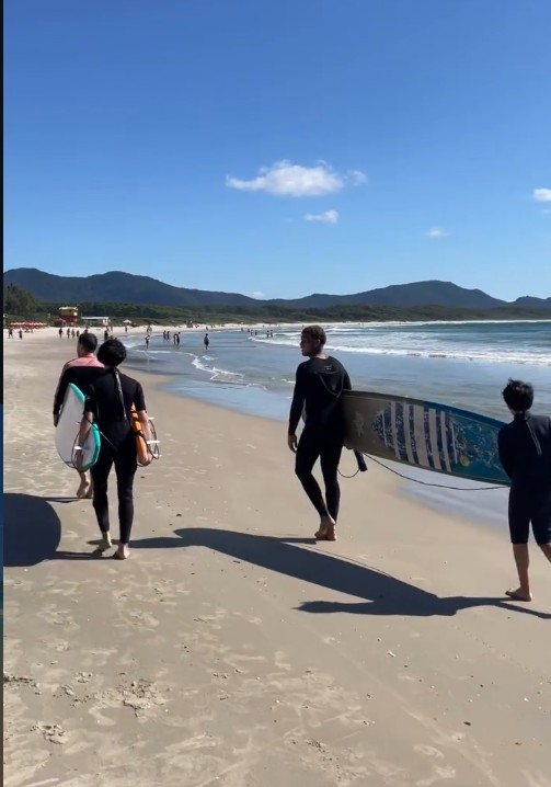 Grupo de surfistas na praia