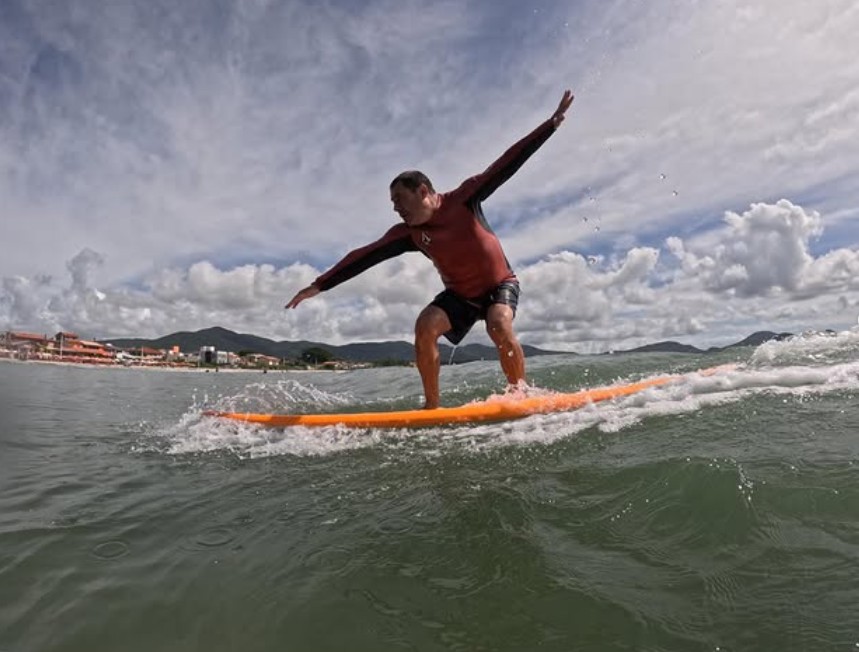 Surfista pegando onda