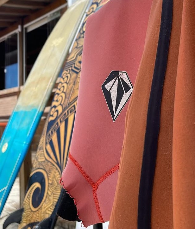 Detalhe de wetsuit e prancha