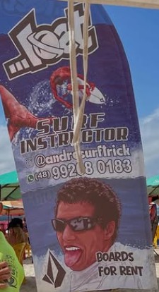 Banner da escola na praia