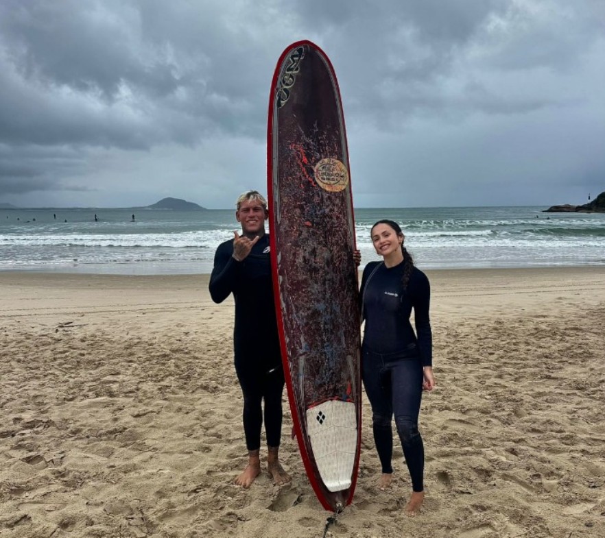 André Icaro com aluna na praia